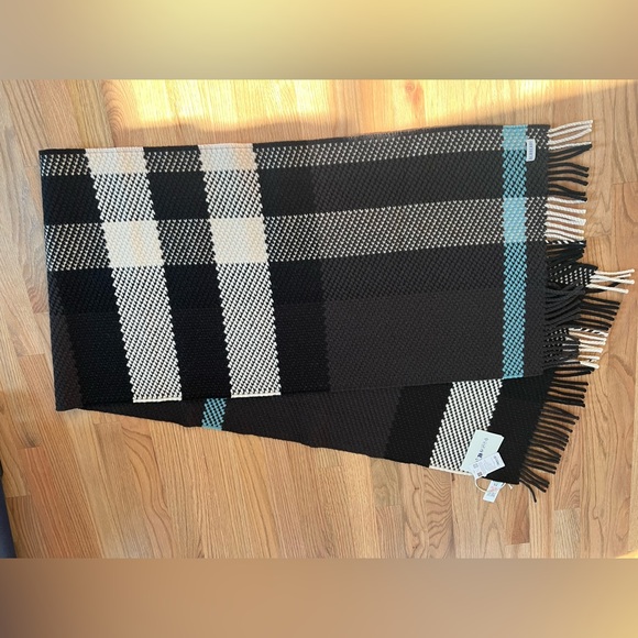 Burberry Jumbo Check Fringe Wool Scarf/Shawl - Picture 4 of 9